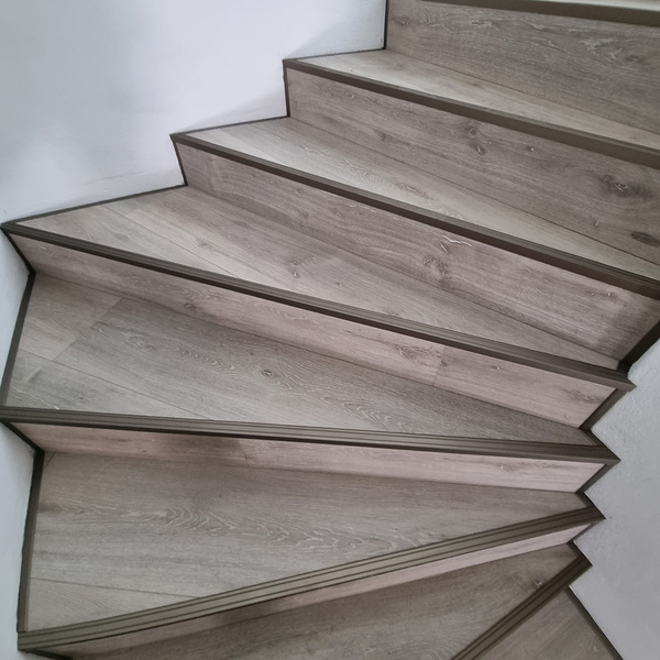 Foto realizácia: Kompozitná podlaha SPC Dub šedý bielený