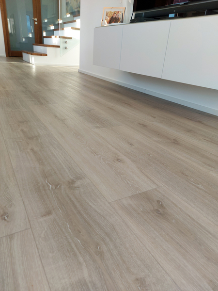 Realizácia: Kompozitná podlaha SPC Dub šedý bielený P1743001