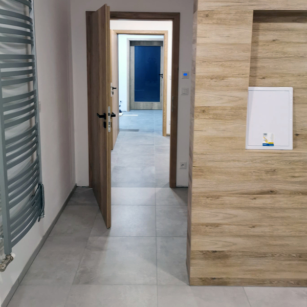 Realizácia: Kompozitná podlaha Modular ONE betón svetlo šedý P1743540