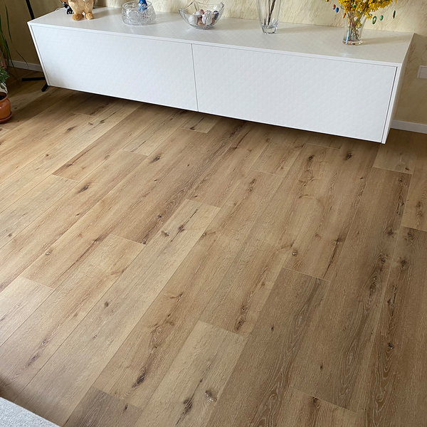 Realizácia: Kompozitná podlaha SPC Dub Pacific prírodný P1744831