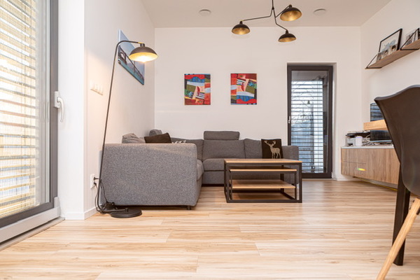 Realizácia: Kompozitná podlaha SPC Dub Memory brúsený P1743002