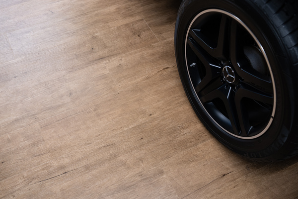 Realizácie: Kompozitná podlaha SPC P1744629 v showroom Vendetta cars