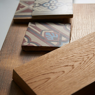 Vyznáte sa v podlahách? Dlažba, drevo, laminát, vinyl, kameň a teraz aj kompozit?