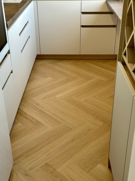 Realizácia kompozitnej podlahy Parador Trendtime 3 Herringbone Dub Oxford prírodný