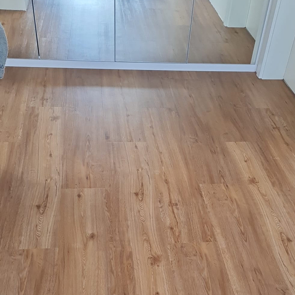 Realizácia: PARADOR Vinyl Basic 2.0 Dub prírodný na lepenie P1730779